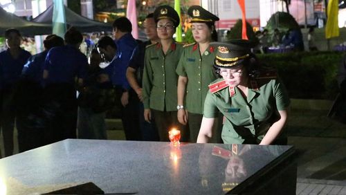 Thiếu tướng Ngô Hoài Thu, Phó Cục trưởng Cục Công tác chính trị, Bộ Công an thắp nến tưởng niệm các Anh hùng liệt sĩ.