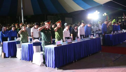 Phút mặc niệm nhớ ơn các Anh hùng liệt sĩ.