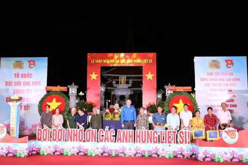 Tặng quà cho các hộ gia đình chính sách.