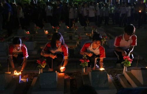 Thế hệ trẻ tri ân các Anh hùng liệt sĩ.