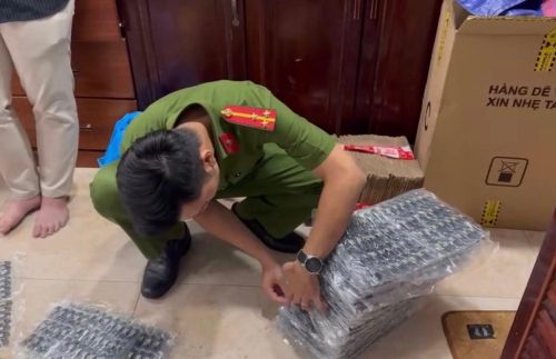 Tang vật 1.783 đầu vỏ nhựa bên trong chứa tinh dầu (thuốc lá điện tử) và đều có chứa chất ma túy (Etomidate)...