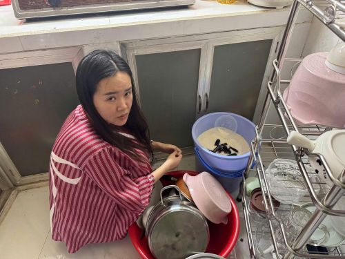  Đối tượng Huỳnh Ngọc Thúy Như và tang vật là các đầu đốt tinh dầu chứa ma túy Etomidate được giấu trong thùng gạo. 