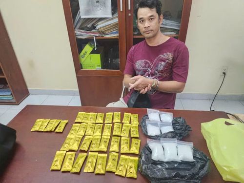  Lê Quốc Duy thường nhận pod chill chứa ma túy Etomidate từ Campuchia đưa về TP Hồ Chí Minh tiêu thụ. 