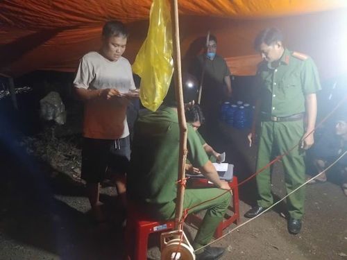 Công an xã kiểm tra lưu trú tại các cơ sở sản xuất trên địa bàn.