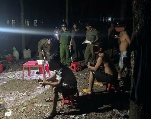 Tổ công tác Công an xã tiến hành kiểm tra, xét nghiệm chất ma túy đột xuất 7 trường hợp có biểu hiện nghi vấn, phát hiện 1 trường hợp dương tính với chất ma túy.