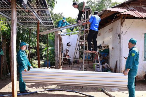 Chi đoàn Công an xã phối hợp cùng các Chi đoàn trên địa bàn sửa chữa nhà cho Mẹ Việt Nam Anh hùng Kha Thị Yến.