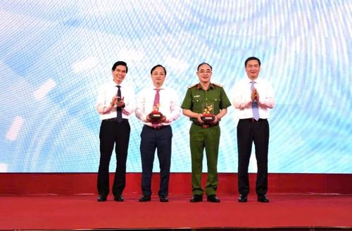  Đồng chí Bí thư Tỉnh ủy và đồng chí Chủ tịch UBND tỉnh Lạng Sơn trao biểu trưng trân trọng cảm ơn Cục Cảnh sát Quản lý hành chính về trật tự xã hội Bộ Công an và Ngân hàng Agribank đã đồng hành, hỗ trợ tỉnh trong xây dựng và triển khai mô hình. 