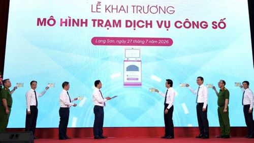  Các đại biểu thực hiện nghi thức nhấn nút khai trương mô hình “Trạm dịch vụ công số” tại Lạng Sơn. 
