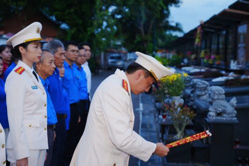 Chương trình dâng hương, dâng hoa tại khu mộ cán bộ, chiến sĩ Công an TP Hồ Chí Minh, Nghĩa trang Lạc Cảnh.