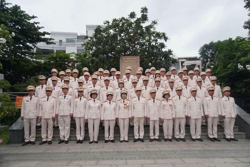 Ban giám đốc Công an TP Hồ Chí Minh dâng hoa, dâng hương tưởng niệm các Anh hùng liệt sĩ.