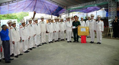 Tặng quà lực lượng tìm kiếm, quy tập hài cốt liệt sĩ tại Công viên Lê Thị Riêng.