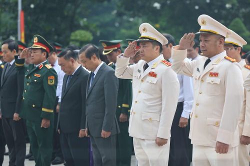Ban giám đốc Công an TP Hồ Chí Minh cùng lãnh đạo Thành phố dâng hoa, dâng hương tại Tượng đài Liệt sĩ TP Hồ Chí Minh, tưởng niệm các Anh hùng liệt sĩ.