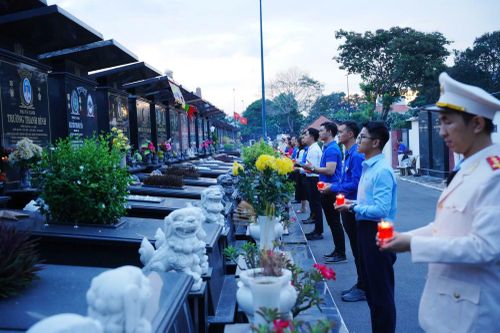 Cùng thắp sáng 2.000 cốc nến tri ân, tưởng nhớ các Anh hùng liệt sĩ, CBCS Công an Thành phố đã anh dũng chiến đấu, hy sinh.