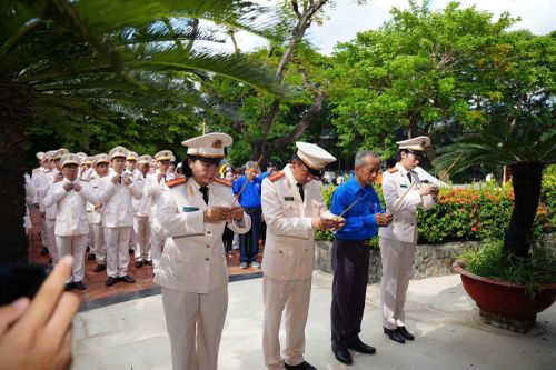 Thành kính dâng hương, dâng hoa, bày tỏ lòng biết ơn sâu sắc đối với cố Tổng Bí thư Trần Phú và tưởng nhớ các Anh hùng liệt sĩ tại Công viên Lê Thị Riêng.