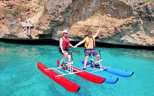 Curacao mang đến cho khách du lịch trải nghiệm độc đáo - kết hợp vẻ đẹp yên bình của đại dương với sự phấn khích của môn thể thao đạp xe trên mặt nước (water bikes). Ảnh: waterbikescuracao