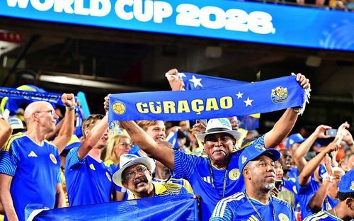 "Làn sóng Xanh" (Blue Wave) giành được quyền tham dự World Cup 2026, gây bất ngờ và thu hút sự chú ý rộng rãi trên toàn thế giới dành cho đội tuyển và quốc đảo Curaçao quê hương của họ. Ảnh: CNTraveller