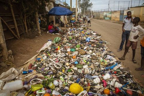 Thức ăn thừa được bày bán bên ngoài trường St. John's. Ảnh: UN Environment