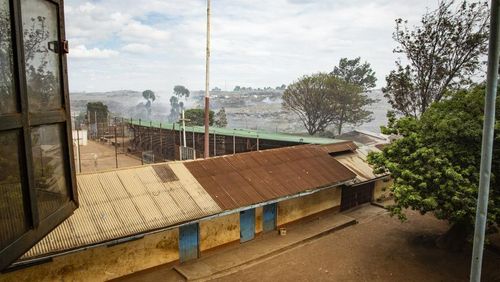 Ô nhiễm không khí từ bãi rác Dandora (Kenya) dễ dàng xâm nhập vào trường học St. John's, Korogocho (phía trước). Ảnh: UN Environment
