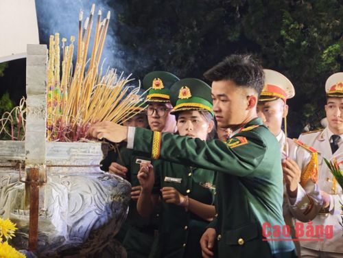 Các chiến sĩ trẻ thắp hương với lòng thành kính các bậc tiền bối.