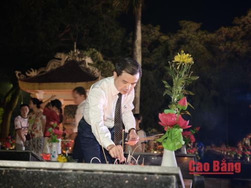 Đồng chí Bế Thanh Tịnh, Phó Bí thư Thường trực Tỉnh ủy, Trưởng Đoàn đại biểu Quốc hội tỉnh xúc động thắp hương tại phần mộ liệt sĩ chưa biết tên.