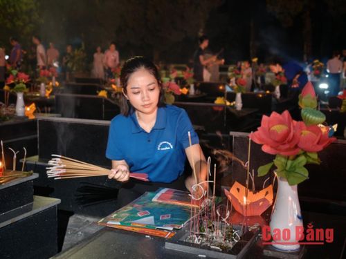 Đoàn viên chi đoàn Báo và Phát thanh, truyền hình Cao Bằng thắp hương từng phần mộ, gửi trọn lòng thành kính và biết ơn.