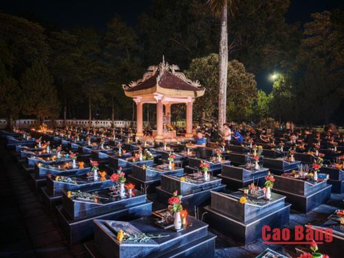 Ánh nến lung linh thắp sáng đạo lý “Uống nước nhớ nguồn”.