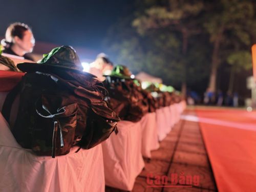 Những ba lô xếp ngay ngắn gợi hình ảnh người lính đã anh dũng hy sinh vì Tổ quốc.