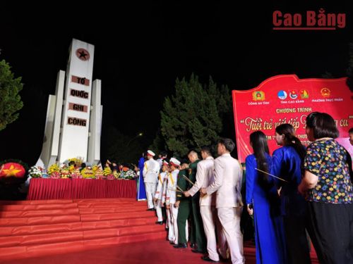 Đại biểu và nhân dân Cao Bằng thành kính dâng hương, tưởng nhớ các anh hùng liệt sĩ.