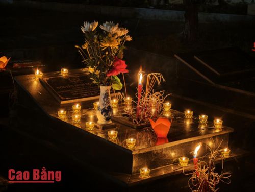 Những ngọn nến thắp sáng nghĩa tình, tiếp nối truyền thống cách mạng.