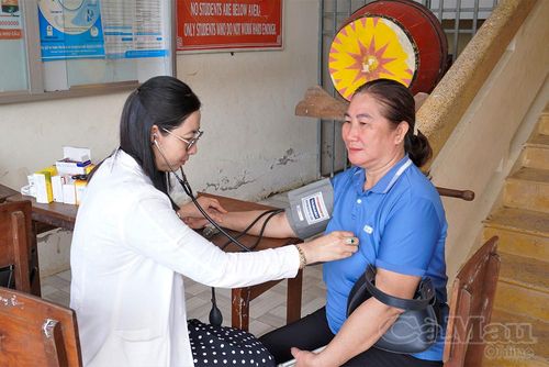 Ngoài khám mắt, người dân còn được khám sàng lọc sức khỏe.