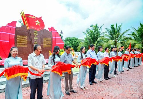 Các đồng chí lãnh đạo tỉnh và đại biểu thực hiện nghi thức cắt băng khánh thành công trình Tượng bia Tiểu đoàn U Minh 2 tại Xã Lương Thế Trân.
