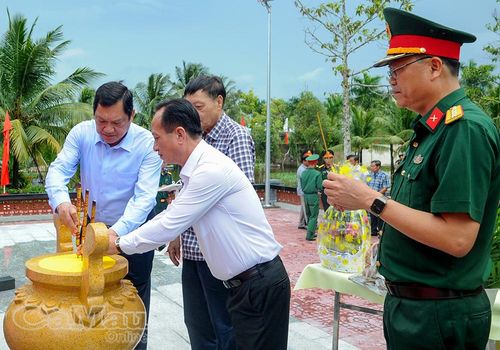 Phó Bí thư Tỉnh ủy, Chủ tịch HĐND tỉnh Phạm Văn Thiều (bên phải) và Phó Chủ tịch Thường trực UBND tỉnh Lâm Văn Bi thắp hương tưởng niệm tại Tượng bia Tiểu đoàn U Minh 2.