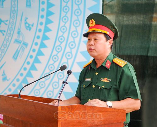Đại tá Nguyễn Khánh Dương, Phó Chỉ huy trưởng Bộ CHQS tỉnh Cà Mau, đại diện báo cáo quá trình xây dựng Tượng bia tưởng niệm Tiểu đoàn U Minh 2.