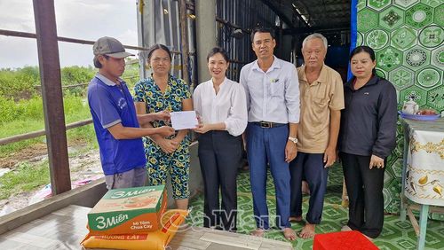 Bà Nguyễn Kim Dúng, Phó Chủ tịch UBND xã Gành Hào (thứ tư từ phải sang), trao tiền và nhu yếu phẩm hỗ trợ hộ dân bị thiệt hại do lốc xoáy.