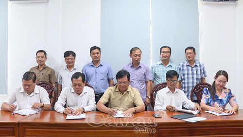 Ông Nguyễn Văn Hòa, Chủ tịch Liên hiệp Các tổ chức hữu nghị tỉnh (hàng đầu, giữa) và Chủ tịch UBND các xã: Long Điền, Đông Hải, Gành Hào, Định Thành và An Trạch ký kết kế hoạch phối hợp thực hiện Dự án “Quản trị bền vững ngành tôm”.