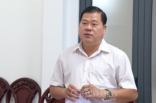 Chủ tịch UBND xã An Trạch Đặng Minh Pháp thảo luận những nội dung liên quan đến việc thực hiện đề án.