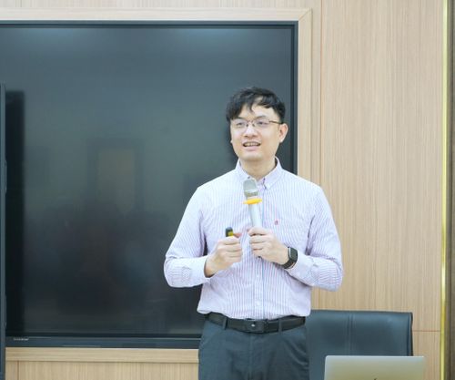 Giảng viên Đặng Hải Lộc - Chuyên gia AI - giới thiệu về AI trong cải cách hành chính. Ảnh: N.Ly