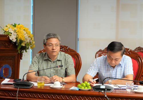Ông Hoàng Văn Lương - Vụ trưởng Vụ Tổng hợp (bên trái) phát biểu tại Hội nghị. Ảnh: QUỲNH ANH