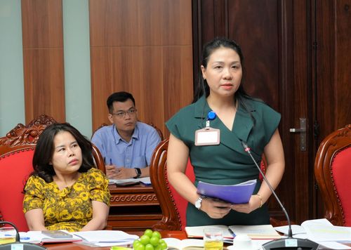 Bà Trần Thị Minh Châu - Phó Vụ trưởng Vụ Tổ chức - biên chế (Bộ Nội vụ) phát biểu tại Hội nghị. Ảnh: QUỲNH ANH