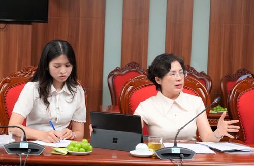 Bà Nguyễn Thị Hạnh - Cục trưởng Cục Pháp luật hình sự - hành chính và Quản lý xử lý vi phạm hành chính (Bộ Tư pháp) phát biểu tại Hội nghị. Ảnh: QUỲNH ANH