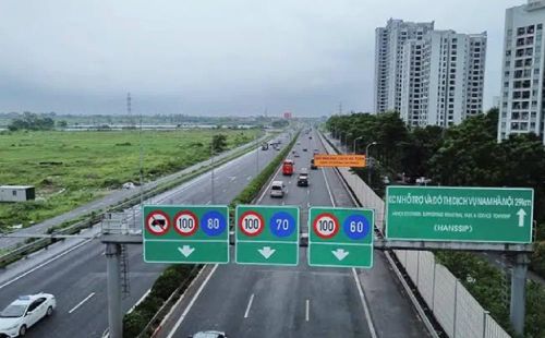 Trên fanpage chính thức, Cục CSGT cho biết đang đề xuất bố trí với đường có từ hai làn xe chạy mỗi chiều trở lên, làn trái sát dải phân cách chỉ dùng để vượt. Ảnh minh họa.