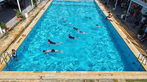 Con em cán bộ, chiến sĩ Công an TPHCM thực hành bơi tại trung tâm