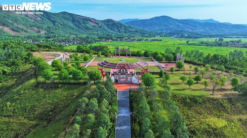 Vật liệu xây dựng Đàn tế trời chủ yếu là các loại đá tự nhiên, gỗ quý và gạch nung truyền thống, tạo nên nét cổ kính, bền vững cùng thời gian. Xung quanh khu vực đàn tế là hàng nghìn cây xanh được trồng phủ kín, tạo nên không gian thanh tịnh, tĩnh mịch và thoáng mát.