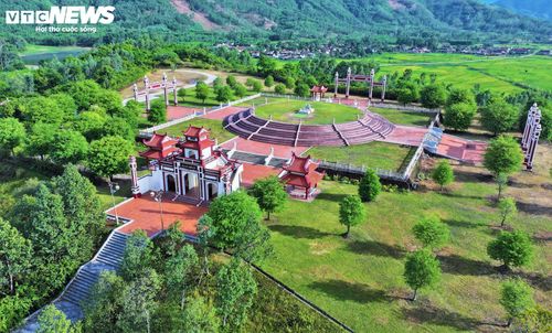 Bước lên đến đàn tế trời mô phỏng kiến trúc hòa hợp của “trời tròn đất vuông”. Trong đó tầng Phương Đàn có hình vuông, mỗi cạnh dài 54 m (đại diện cho đất) ôm lấy Viên Đàn tròn phía trên (đại diện cho trời) tạo nên sự cân bằng âm dương.
