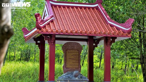 Theo nguồn sử liệu tại Bảo tàng Quang Trung, đỉnh Ấn Sơn là nơi ba anh em nhà Tây Sơn đã chọn làm nơi lập đàn tế giao trước khi phát động cuộc khởi nghĩa lịch sử cõi Nam. Tại đây, họ làm lễ tế cáo trời đất, xin nhận linh khí của núi sông, tiếp nhận ấn kiếm và sự phù hộ của trời và đất để chính thức dựng cờ khởi nghĩa, chiêu mộ hào kiệt 4 phương.