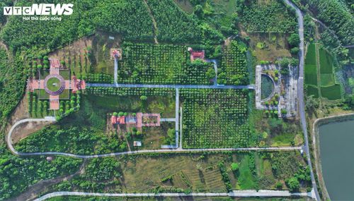 Nằm uy nghi giữa rừng núi bạt ngàn, ôm trọn tầm nhìn hướng ra dòng sông Kôn thơ mộng, quần thể di tích Đàn tế trời trải rộng hơn 28 ha. Bao gồm 3 khu vực chính: Đài Kính Thiên, Đền Ấn - Tháp Thông Linh và khu nhà làm việc. Tất cả được sắp xếp cân xứng trên trục thần đạo Bắc - Nam.