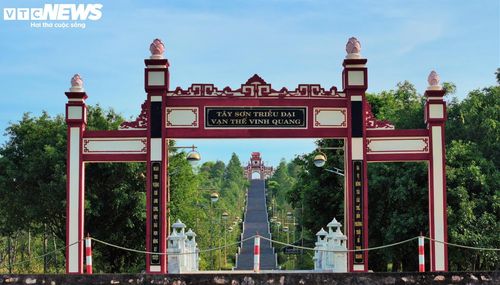 Dưới chân núi là khu vực Tầng Bái đền và Cổng Tam quan, đây là khu vực tập trung và bắt đầu di chuyển của nhân dân và du khách đi qua các gian như gian tiền tế thờ các tướng lĩnh và nghĩa binh, đình đặt án đá khắc bản “sơn hà xã tắc”, hậu cung thờ 3 anh em Nguyễn Nhạc, Nguyễn Huệ, Nguyễn Lữ.