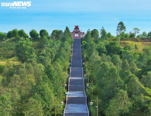 Sau đó, du khách phải đi lên con đường đá dài hàng trăm bậc để đến được Đền Ấn, nơi tái hiện câu chuyện trời ban ấn báu cho vương triều áo vải Tây Sơn.