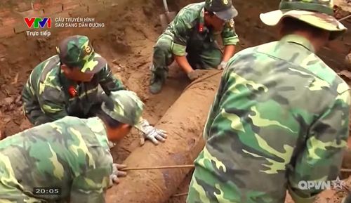 Các chiến sỹ ngày đêm rà phá bom mìn, mở đường cho hành trình tìm kiếm đồng đội.