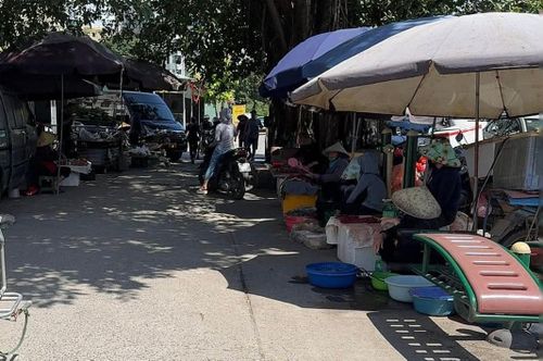 Khu vực cuối ngõ 66, phố Nguyễn Hoàng (phường Từ Liêm) bị chiếm dụng làm nơi họp chợ. Ảnh: Nhi Vân
